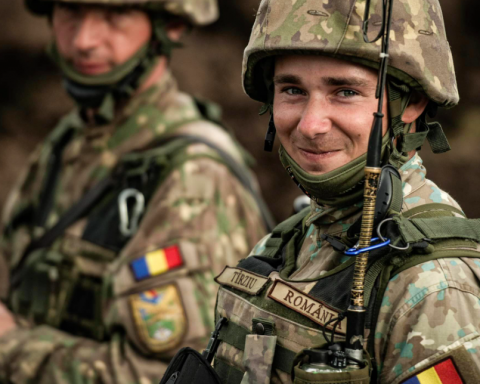 Armata obligatorie în România, presiuni externe