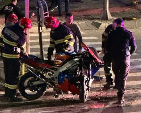Motociclist aruncat în stâlp de șoferiță