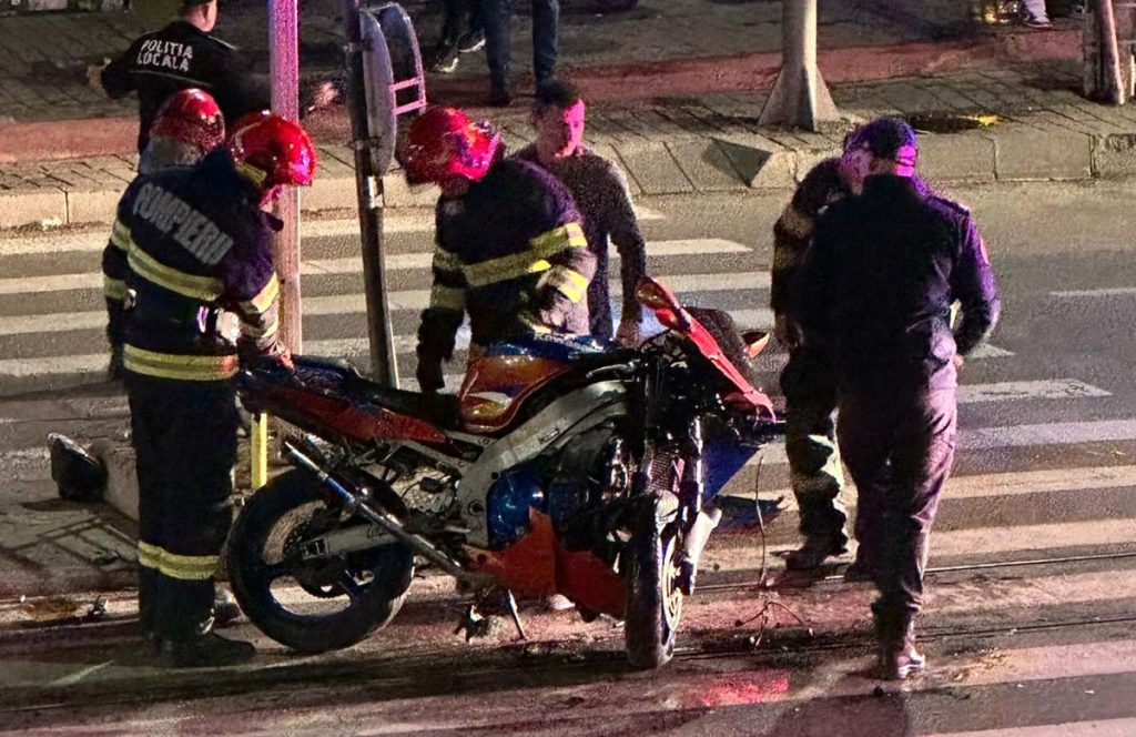 Motociclist aruncat în stâlp de șoferiță