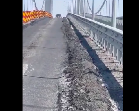 Dezastru pe carosabilul podului peste Dunăre