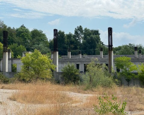 Bazin olimpic - proiectat, construit parțial, abandonat