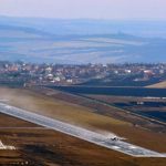 Pista aeroportului, blocată de case ilegale