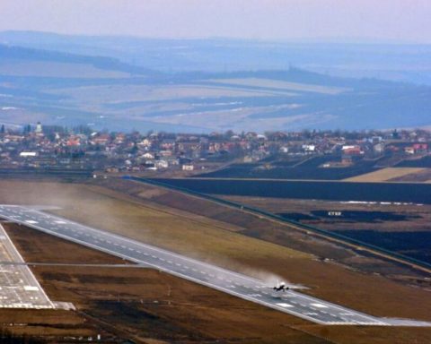 Pista aeroportului, blocată de case ilegale