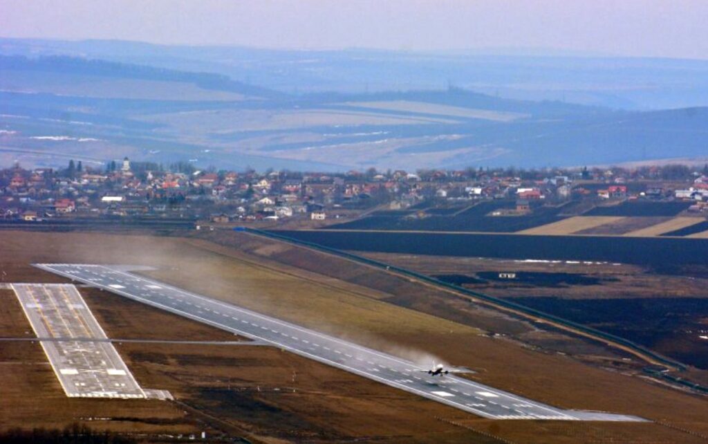 Pista aeroportului, blocată de case ilegale